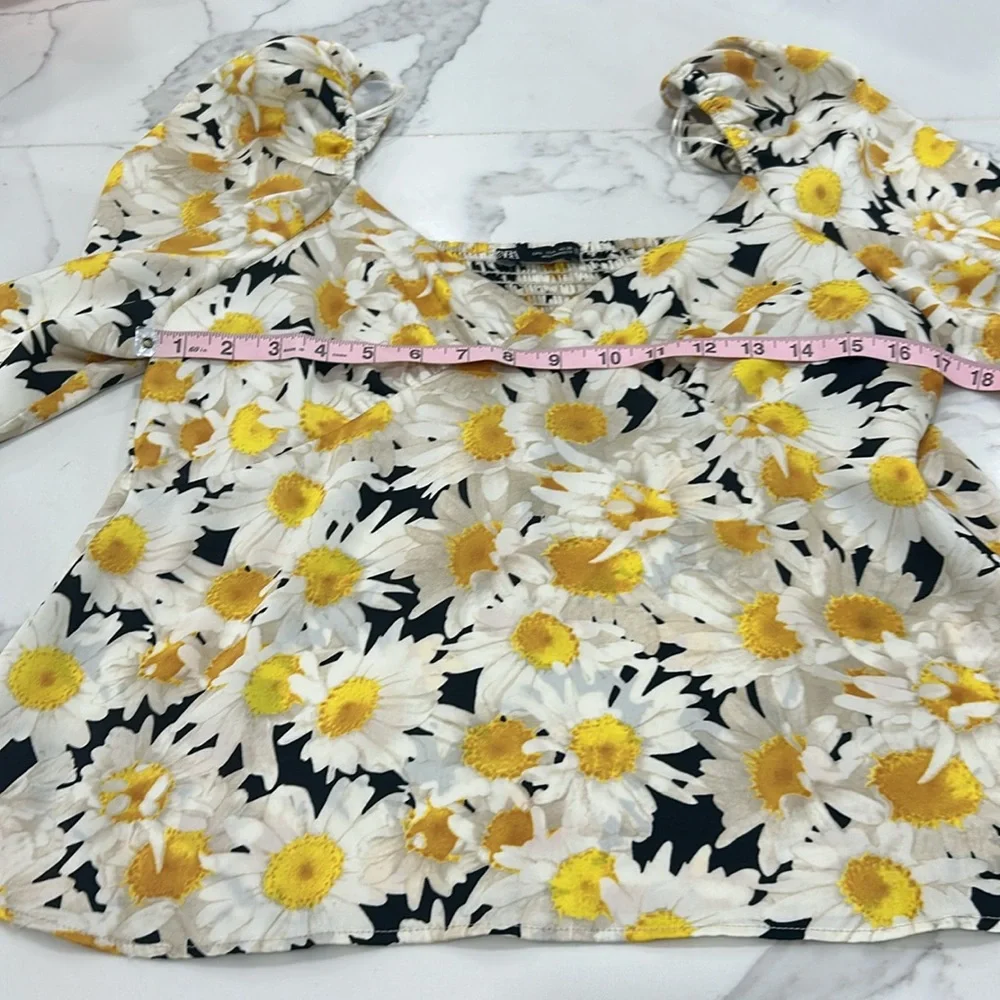 Zara‎ Sunflower Puff Sleeve Top. Size L (274)